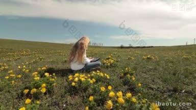 小女孩在一片野牡丹草地上使用触屏平板电脑